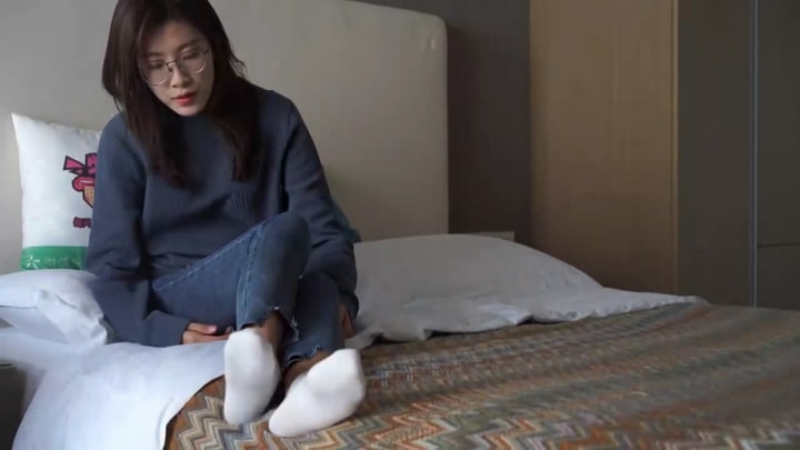 物恋传媒脚控视频235美女脚模展示自己的原味白色棉袜